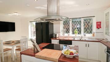 Cottage | Private kitchen | Fridge, dishwasher, electric kettle, toaster