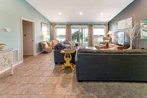 テレビ、DVD プレーヤー