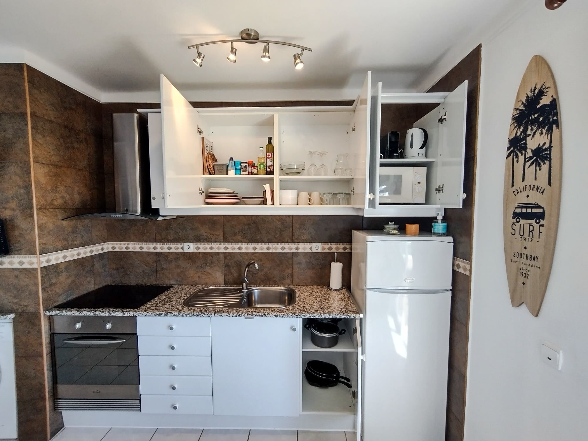 Kühlschrank, Mikrowelle, Ofen, Herdplatte