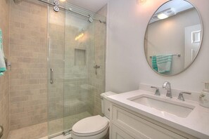Shower, hair dryer, towels, soap - Luxury Soundfront Villa just steps from Beach and Salty Dog Cafe! (Hilton Head Island)