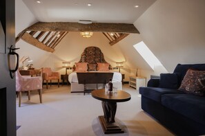 Kamar Double Deluks, 1 Tempat Tidur King | Didekorasi berbeda-beda, meja kerja, Wi-Fi gratis, dan seprai linen