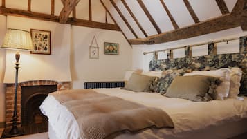 Decoración personalizada, escritorio, wifi gratis y ropa de cama