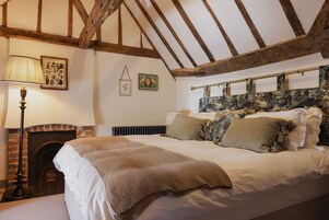 Decoración personalizada, escritorio, wifi gratis y ropa de cama 