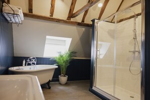 Deluxe Double Room, 1 King Bed | Bathroom | Shower, free toiletries, hair dryer, towels