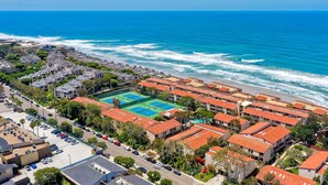 A coastal residential area with a large tennis court, beachfront properties, and a clear view of the ocean. - Ocean Dreams – Cozy Family Condo Near Beach, Pool & Tennis in Solana Beach (Solana Beach)