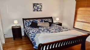 4 bedrooms, iron/ironing board, WiFi, bed sheets - Sapphire Sands (Pambula Beach)