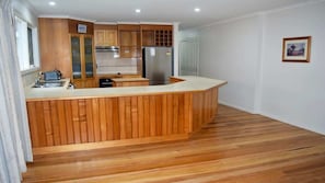 Microwave, dishwasher, dining tables - Sapphire Sands (Pambula Beach)