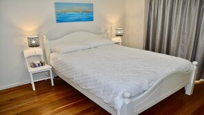 4 bedrooms, iron/ironing board, WiFi, bed sheets