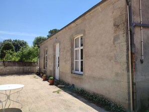 Outdoor dining - Old school in the heart of a village near Puy du Fou (Sèvremoine)