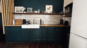 Een koelkast, een microgolfoven, een oven, een kookplaat