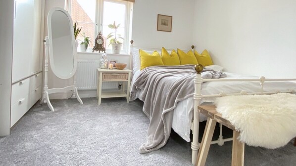 2 bedrooms, desk, iron/ironing board, free WiFi