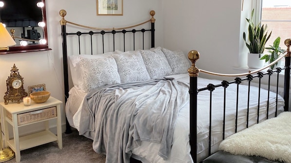 2 bedrooms, desk, iron/ironing board, free WiFi