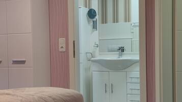 2 slaapkamers, een strijkplank/strijkijzer, reisbedje, gratis wifi