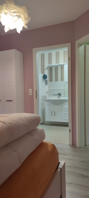 2 soverom, strykejern/-brett, reiseseng for barn og wi-fi (inkludert)