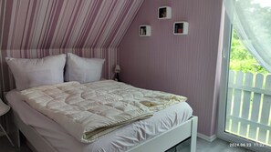 2 bedrooms, iron/ironing board, travel cot, free WiFi - House on the lake left side 200 meters to the beach  (Warin)