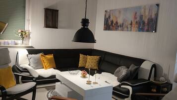 Een smart-tv, een open haard, boeken en een filmbibliotheek