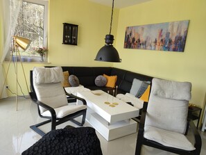 Smart-TV, Kamin, Bücher, Videothek