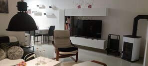 Smart-TV, peis, bøker og filmbibliotek