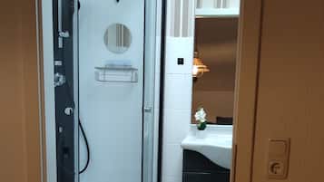 Dusche, Haartrockner, Handtücher, Toilettenpapier