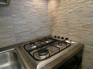 Réfrigérateur, four à micro-ondes, un four, surface de cuisson