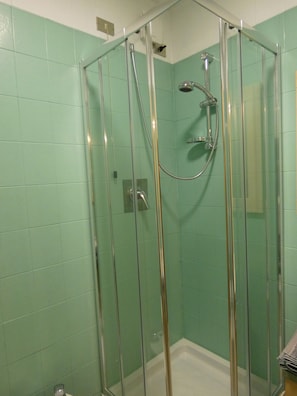Douche, bidet, serviettes fournies, savon