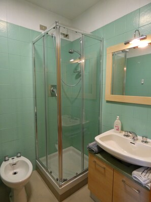 Shower, bidet, towels, soap - Welcome Home Pian del Frais (Chiomonte)