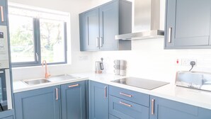 Cottage | Bếp riêng | Máy rửa bát, dụng cụ nấu nướng/bát dĩa/dao nĩa 