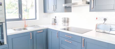 Cottage | Dapur pribadi | Mesin pencuci piring dan peralatan masak/sendok-piring