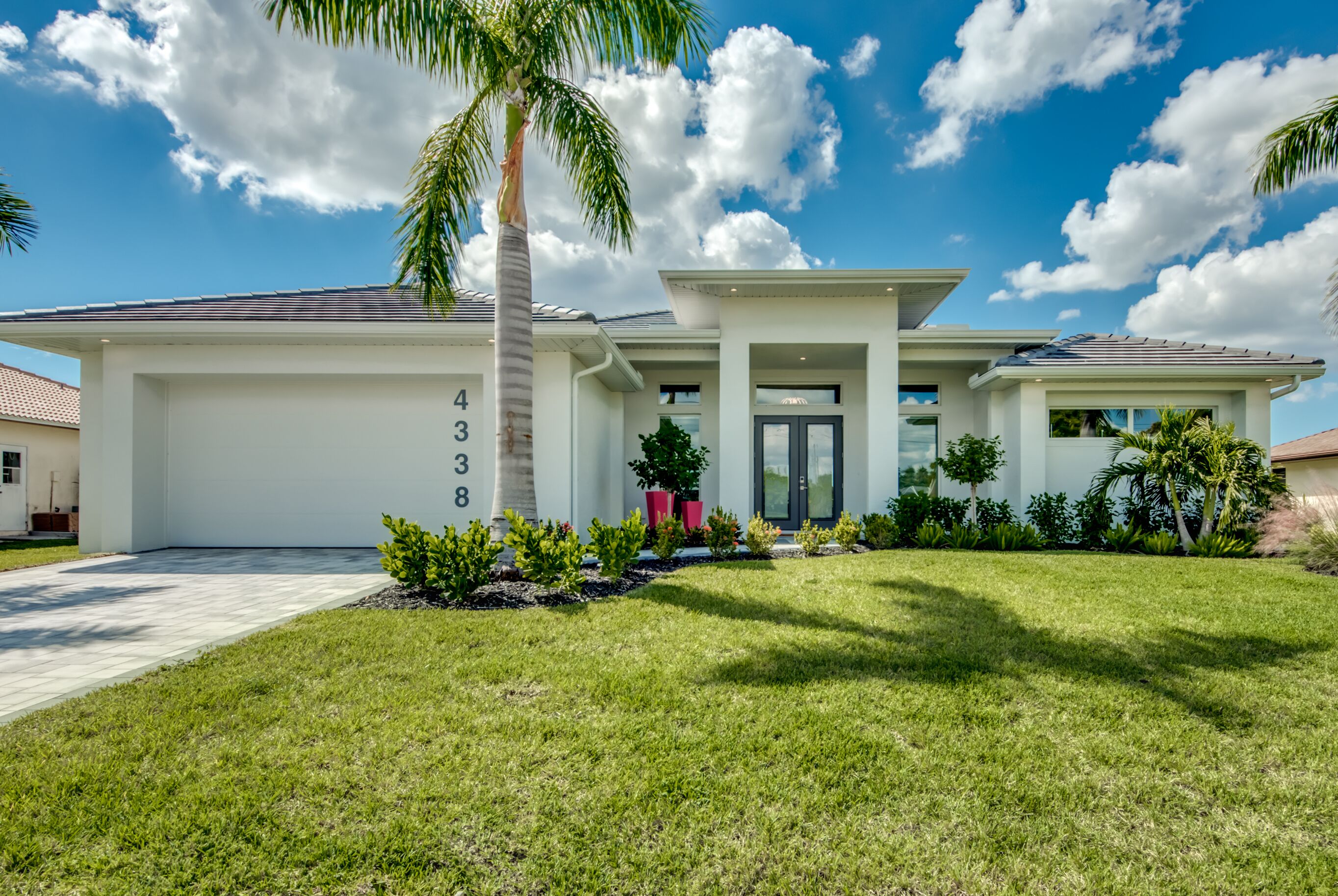 Villa Seven Oceans - stylish new villa, extra large pool & spa, boat dock