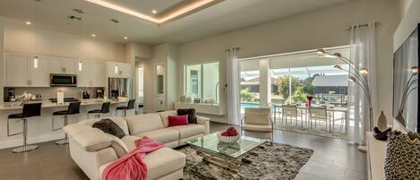 Smart TV, chimenea y estéreo