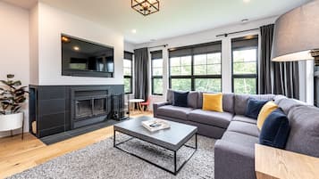 Smart TV, fireplace