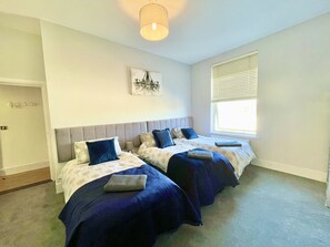 City Apartment | 2 bedrooms, travel crib, free WiFi, bed sheets - Between the beach and the shops (Portsmouth)