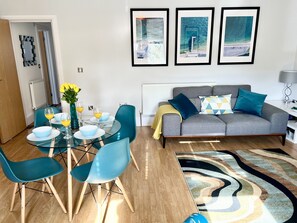 City Apartment | Living area | TV - Between the beach and the shops (Portsmouth)