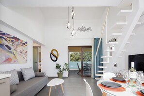 Apartment, 2 Bedrooms, Outdoor Jetted Tub, Pool View | Sala de estar | Smart TV de 43 pulgadas con canales por cable y televisión