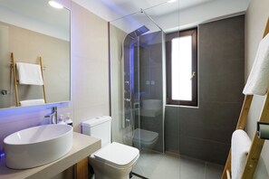 シャワー、水圧マッサージシャワー、バスアメニティ (無料)、ヘアドライヤー