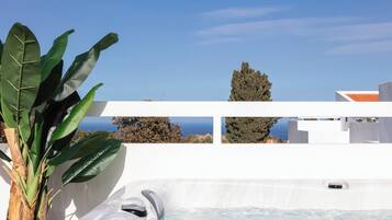 Apartment, 2 Bedrooms, Outdoor Jetted Tub, Pool View | Jetted tub