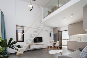 Apartment, 2 Bedrooms, Outdoor Jetted Tub, Pool View | Woonkamer | Een 43-inch smart-tv met kabelzenders en een televisie