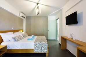 Appartement, 1 slaapkamer, uitzicht op zwembad | Pillowtop-bedden, een kluis op de kamer, een bureau, een laptopwerkplek