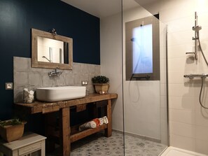 Dusche, Haartrockner, Seife, Toilettenpapier