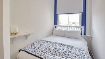 1 bedroom, desk, WiFi, bed sheets