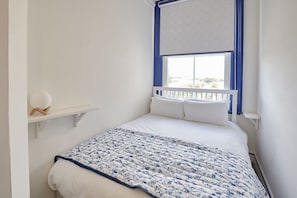 1 bedroom, desk, WiFi, bed sheets