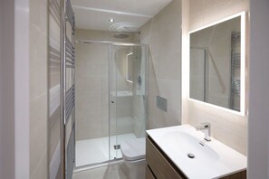 Douche, sèche-cheveux, serviettes fournies, shampoing