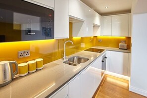 Réfrigérateur, micro-ondes, four, plaque de cuisson