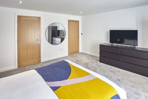 2 bedrooms, desk, iron/ironing board, WiFi