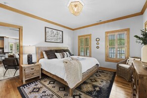 4 bedrooms, free WiFi - Natural High Lakefront Retreat: Spacious Family Getaway with Entertainment Room, Huge Backyard, and More! (Mooresville)