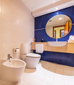 Ensemble douche/baignoire, sĂšche-cheveux, bidet