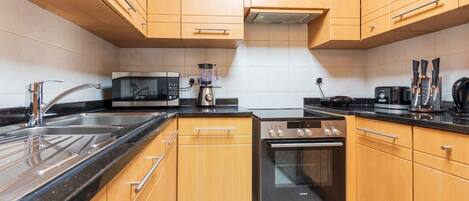 ثلاجة، ميكروويف، موقد طهي مسطح، غلّاية كهربائية