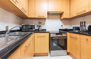 Réfrigérateur, micro-ondes, plaque de cuisson, bouilloire électrique