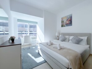 2 sovrum, individuell inredning, unika möbler och skrivbord