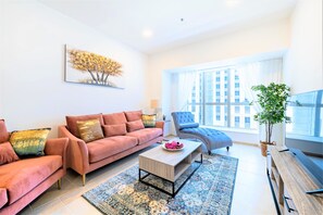 Leilighet (2 Bedrooms) | Oppholdsområde | En 1-centimeters plasma-TV med Parabol-TV samt TV